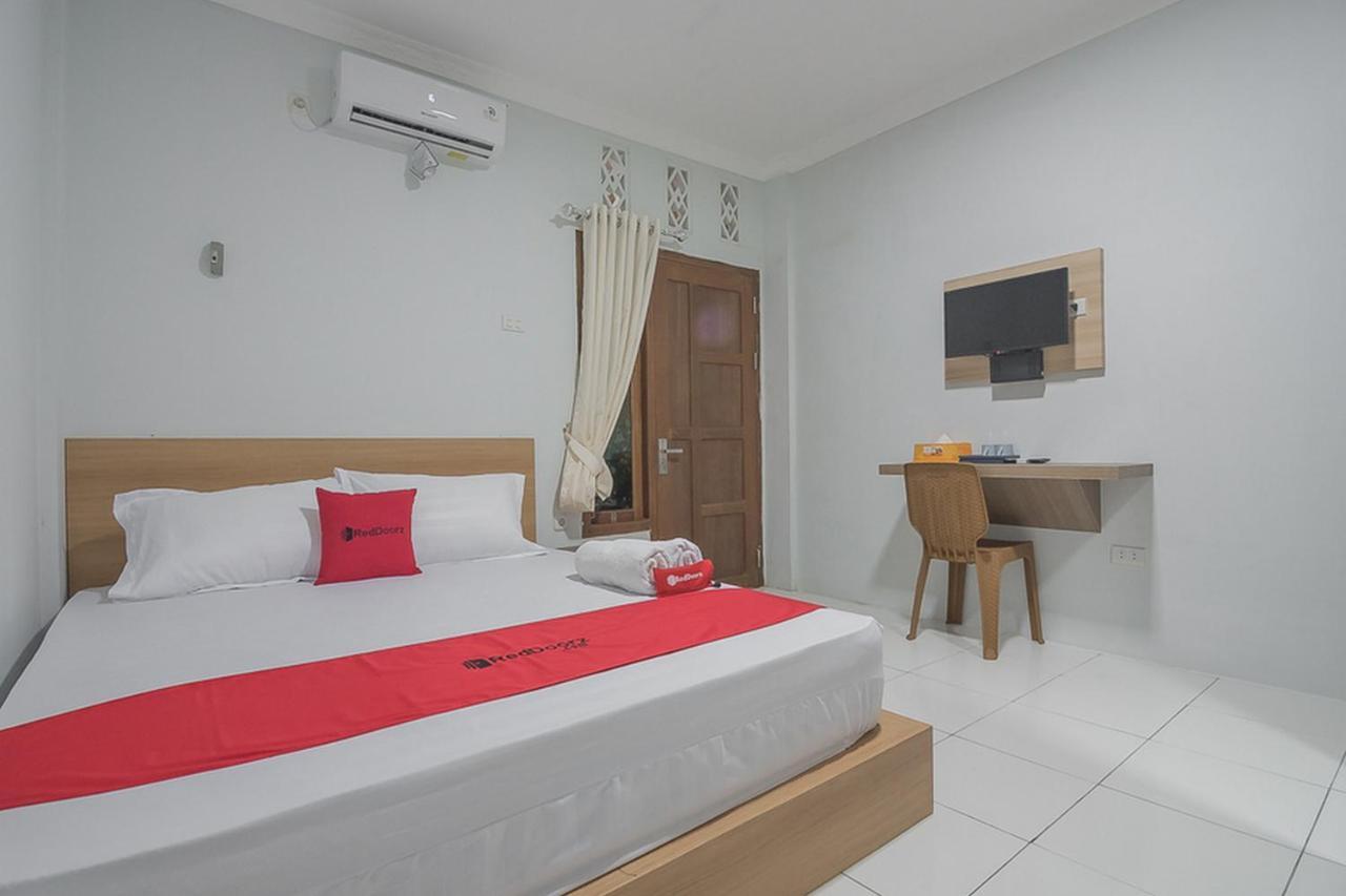 Hotel RedDoorz near RSUD Dr. Abdul Aziz Singkawang Zewnętrze zdjęcie